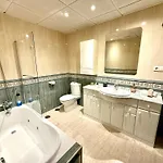 Golden Mile Duplex דירה *